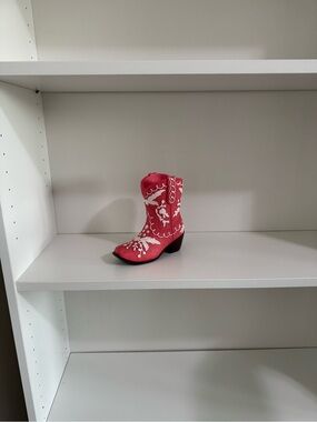 Amazon Pink cowboy boot decor